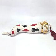 Corno portafortuna in ceramica bianca lucida decorato con i semi delle carte da gioco neri e rossi, completato da una corona regale bianca e oro con nappa coordinata. Questo raffinato oggetto scaramantico di design artigianale è un complemento d'arredo originale e scaramantico, perfetto come idea regalo o per decorare ambienti moderni con un tocco di tradizione napoletana.