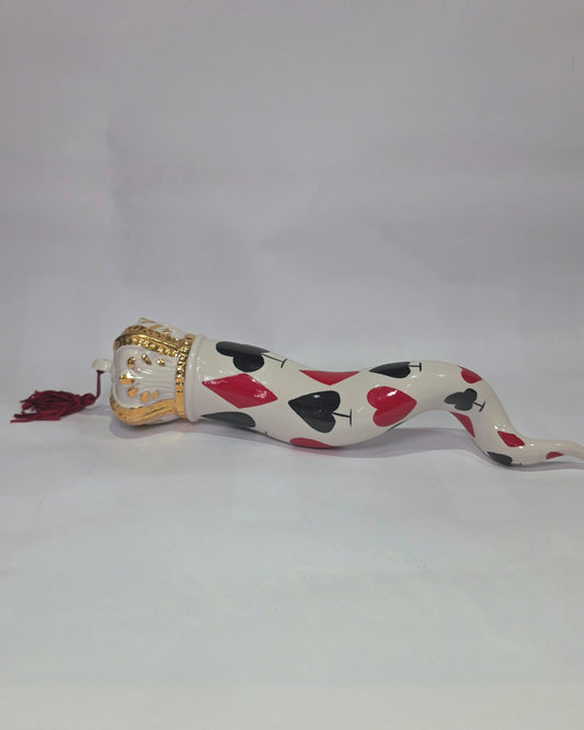 Corno portafortuna in ceramica bianca lucida decorato con i semi delle carte da gioco neri e rossi, completato da una corona regale bianca e oro con nappa coordinata. Questo raffinato oggetto scaramantico di design artigianale è un complemento d'arredo originale e scaramantico, perfetto come idea regalo o per decorare ambienti moderni con un tocco di tradizione napoletana.