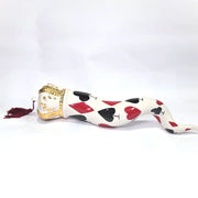 Corno portafortuna in ceramica bianca lucida decorato con i semi delle carte da gioco neri e rossi, completato da una corona regale bianca e oro con nappa coordinata. Questo raffinato oggetto scaramantico di design artigianale è un complemento d'arredo originale e scaramantico, perfetto come idea regalo o per decorare ambienti moderni con un tocco di tradizione napoletana.