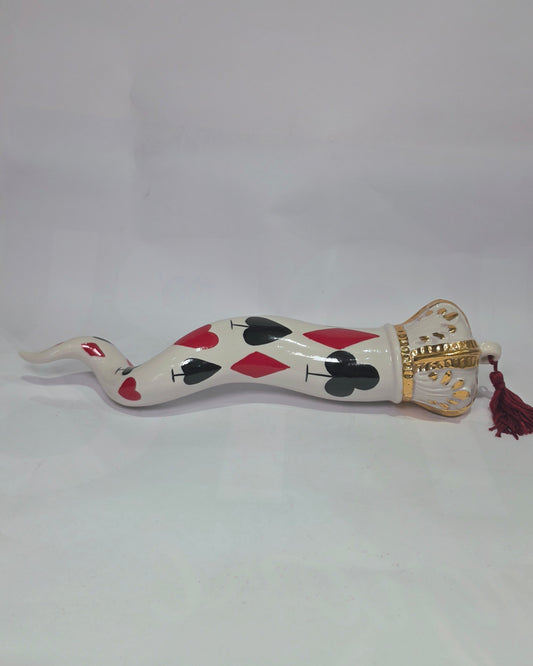 Corno portafortuna in ceramica bianca lucida decorato con i semi delle carte da gioco neri e rossi, completato da una corona regale bianca e oro con nappa coordinata. Questo raffinato oggetto scaramantico di design artigianale è un complemento d'arredo originale e scaramantico, perfetto come idea regalo o per decorare ambienti moderni con un tocco di tradizione napoletana.