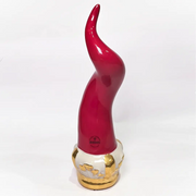Corno portafortuna Regale in ceramica rossa lucida montato su una raffinata base d'appoggio bianca con eleganti venature e finiture dorate. Questo oggetto scaramantico di design artigianale, sormontato da una corona oro, rappresenta un complemento d'arredo esclusivo ideale per impreziosire interni moderni o classici.
