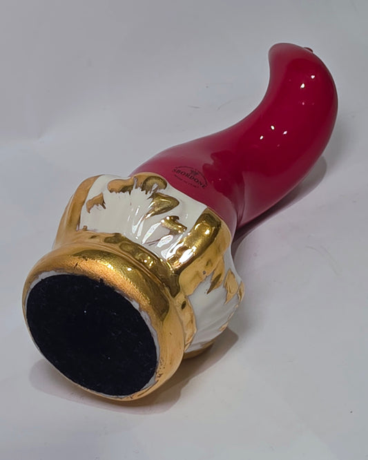 Corno portafortuna Regale in ceramica rossa lucida montato su una raffinata base d'appoggio bianca con eleganti venature e finiture dorate. Questo oggetto scaramantico di design artigianale, sormontato da una corona oro, rappresenta un complemento d'arredo esclusivo ideale per impreziosire interni moderni o classici.