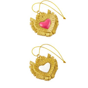 Ciondolo decorativo a forma di cuore sacro votivo, con cornice dorata a motivi barocchi e fiamma superiore, centro smaltato fucsia o bianco e nastro dorato per appenderlo, misure 5x5 cm. Decoro portafortuna artigianale firmato Montemaggi, ideale come ornamento per l'albero o idea regalo originale.