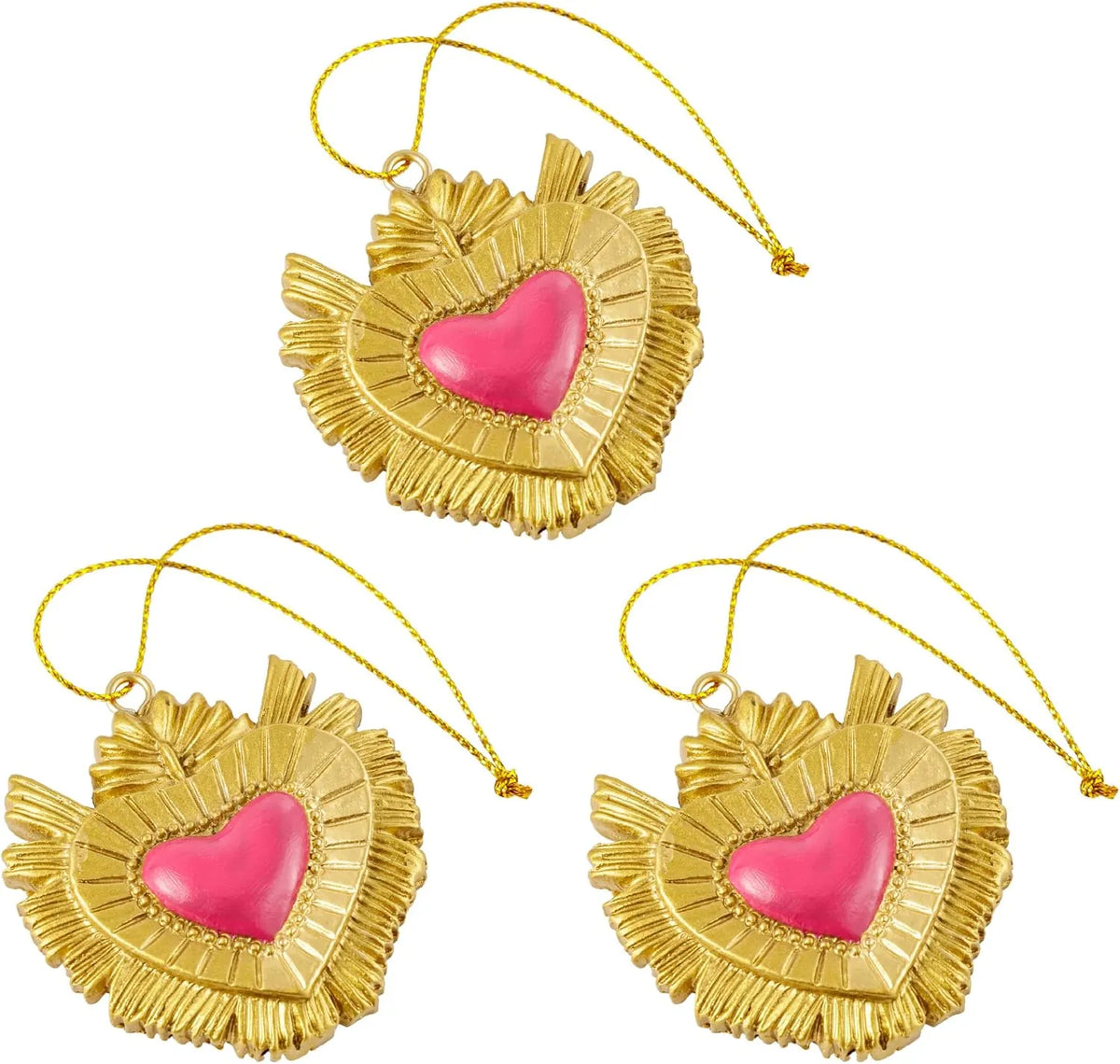 Ciondolo decorativo a forma di cuore sacro votivo, con cornice dorata a motivi barocchi e fiamma superiore, centro smaltato fucsia e nastro dorato per appenderlo, misure 5x5 cm. Decoro portafortuna artigianale firmato Montemaggi, ideale come ornamento per l'albero o idea regalo originale.