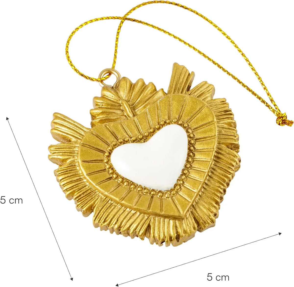 Ciondolo decorativo a forma di cuore sacro votivo, con cornice dorata a motivi barocchi e fiamma superiore, centro smaltato bianco e nastro dorato per appenderlo, misure 5x5 cm. Decoro portafortuna artigianale firmato Montemaggi, ideale come ornamento per l'albero o idea regalo originale.