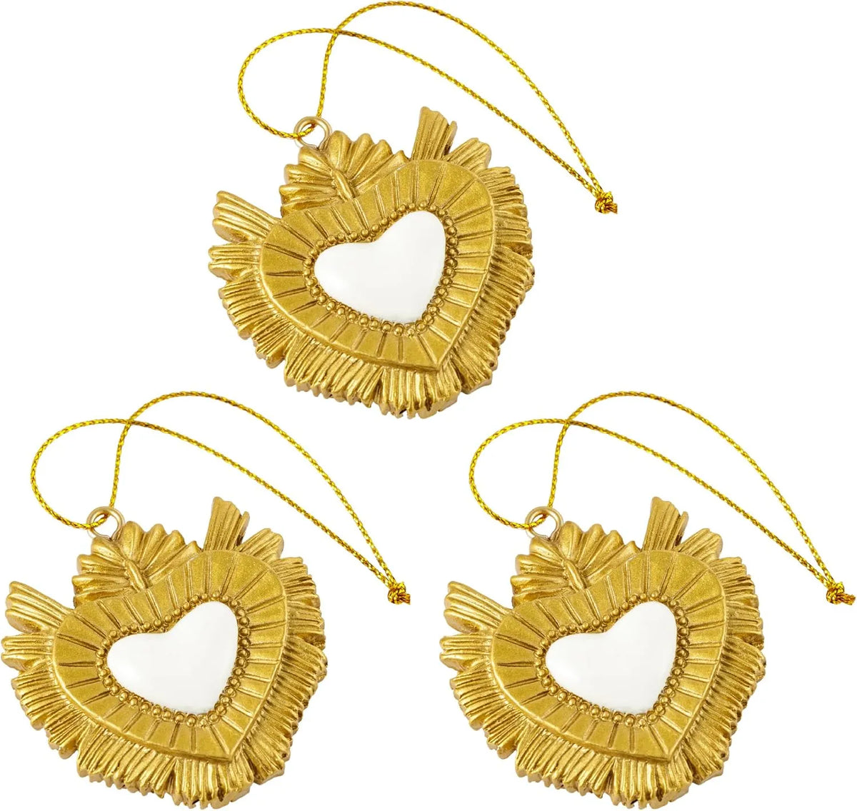 Ciondolo decorativo a forma di cuore sacro votivo, con cornice dorata a motivi barocchi e fiamma superiore, centro smaltato bianco e nastro dorato per appenderlo, misure 5x5 cm. Decoro portafortuna artigianale firmato Montemaggi, ideale come ornamento per l'albero o idea regalo originale.