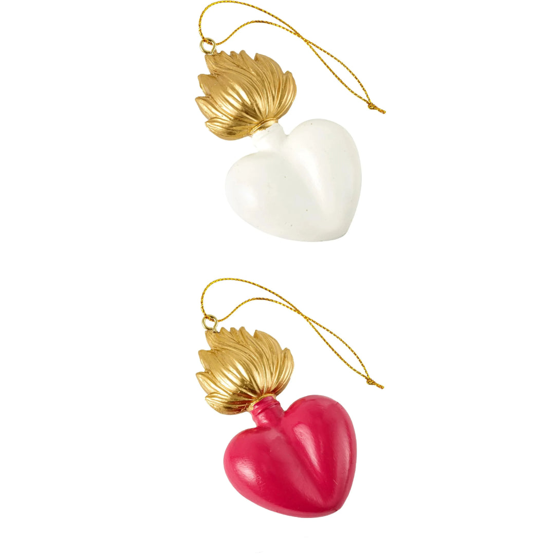Ciondolo decorativo a forma di cuore sacro votivo, con fiamma dorata superiore, centro smaltato fucisa o bianco e nastro dorato per appenderlo, misure 9x5.5 cm. Decoro portafortuna artigianale firmato Montemaggi, ideale come ornamento per l'albero o idea regalo originale.