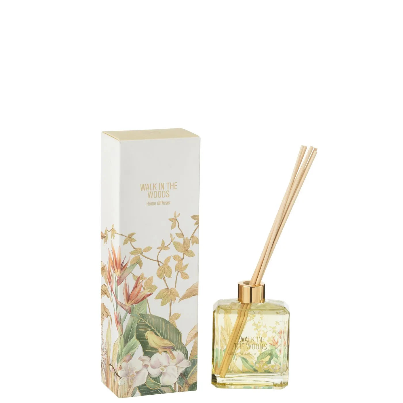 Il Diffusore per Ambienti Walk in the Woods Jolipa è un elegante set composto da una boccetta in vetro giallo con bastoncini in legno e una confezione decorata con illustrazioni di foglie tropicali e fiori del paradiso. Questa profumazione dolce e rigenerante è ideale per arredare con stile ogni angolo della casa o come raffinata idea regalo per amanti delle fragranze d'ambiente.