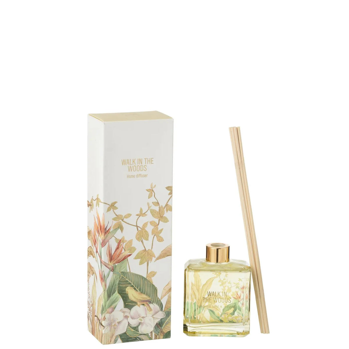 Il Diffusore per Ambienti Walk in the Woods Jolipa è un elegante set composto da una boccetta in vetro giallo con bastoncini in legno e una confezione decorata con illustrazioni di foglie tropicali e fiori del paradiso. Questa profumazione dolce e rigenerante è ideale per arredare con stile ogni angolo della casa o come raffinata idea regalo per amanti delle fragranze d'ambiente.