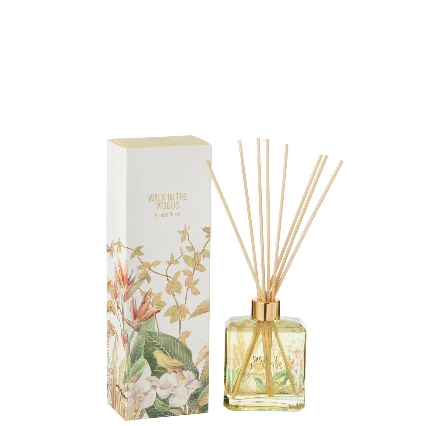 Il Diffusore per Ambienti Walk in the Woods Jolipa è un elegante set composto da una boccetta in vetro giallo con bastoncini in legno e una confezione decorata con illustrazioni di foglie tropicali e fiori del paradiso. Questa profumazione dolce e rigenerante è ideale per arredare con stile ogni angolo della casa o come raffinata idea regalo per amanti delle fragranze d'ambiente.