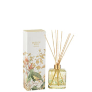 Il Diffusore per Ambienti Walk in the Woods Jolipa è un elegante set composto da una boccetta in vetro giallo con bastoncini in legno e una confezione decorata con illustrazioni di foglie tropicali e fiori del paradiso. Questa profumazione dolce e rigenerante è ideale per arredare con stile ogni angolo della casa o come raffinata idea regalo per amanti delle fragranze d'ambiente.