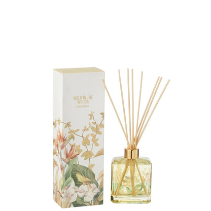 Il Diffusore per Ambienti Walk in the Woods Jolipa è un elegante set composto da una boccetta in vetro giallo con bastoncini in legno e una confezione decorata con illustrazioni di foglie tropicali e fiori del paradiso. Questa profumazione dolce e rigenerante è ideale per arredare con stile ogni angolo della casa o come raffinata idea regalo per amanti delle fragranze d'ambiente.