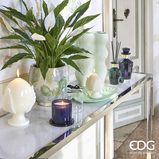 Il Diffusore per Ambienti Goldlily Olive Flower EDG è un set di lusso composto da una raffinata bottiglia in vetro sfaccettato verde smeraldo con dettagli dorati e bastoncini neri. La confezione coordinata presenta eleganti decorazioni a giglio oro su fondo verde, rendendo questa fragranza un esclusivo elemento di design per profumare la casa con stile.