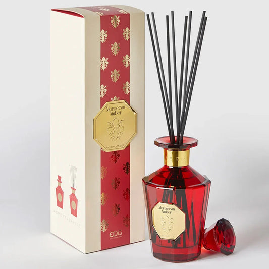 
Il Diffusore per Ambienti Goldlily Moroccan Amber EDG è un set di lusso composto da una raffinata bottiglia in vetro sfaccettato rosso rubino con dettagli dorati e bastoncini neri. La confezione coordinata presenta eleganti decorazioni a giglio oro su fondo rosso, rendendo questa intensa fragranza speziata un esclusivo elemento di design per profumare la casa con stile.