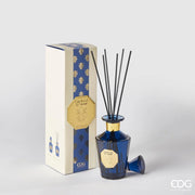 Il Diffusore per Ambienti Goldlily Oak Wood e Blackcurrant EDG è un set di lusso composto da una raffinata bottiglia in vetro sfaccettato blu cobalto con dettagli dorati e bastoncini neri. La confezione coordinata presenta eleganti decorazioni a giglio oro su fondo blu, rendendo questa intensa fragranza fruttata e legnosa un esclusivo elemento di design per profumare la casa con stile.
