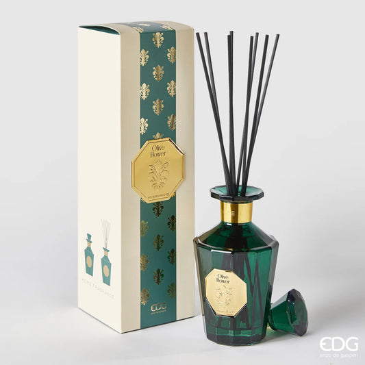 Il Diffusore per Ambienti Goldlily Olive Flower EDG è un set di lusso composto da una raffinata bottiglia in vetro sfaccettato verde smeraldo con dettagli dorati e bastoncini neri. La confezione coordinata presenta eleganti decorazioni a giglio oro su fondo verde, rendendo questa fragranza un esclusivo elemento di design per profumare la casa con stile.