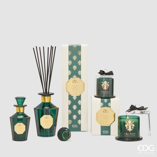 Il Diffusore per Ambienti Goldlily Olive Flower EDG è un set di lusso composto da una raffinata bottiglia in vetro sfaccettato verde smeraldo con dettagli dorati e bastoncini neri. La confezione coordinata presenta eleganti decorazioni a giglio oro su fondo verde, rendendo questa fragranza un esclusivo elemento di design per profumare la casa con stile.