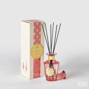 
Il Diffusore per Ambienti Goldlily Soft Roses EDG è un set di lusso composto da una raffinata bottiglia in vetro sfaccettato rosa antico con dettagli dorati e bastoncini neri. La confezione coordinata presenta eleganti decorazioni a giglio oro su fondo rosa, rendendo questa fragranza floreale un esclusivo elemento di design per profumare la casa con stile.