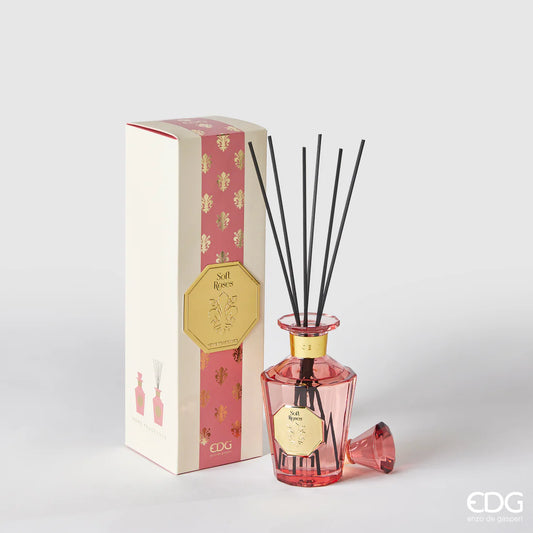 
Il Diffusore per Ambienti Goldlily Soft Roses EDG è un set di lusso composto da una raffinata bottiglia in vetro sfaccettato rosa antico con dettagli dorati e bastoncini neri. La confezione coordinata presenta eleganti decorazioni a giglio oro su fondo rosa, rendendo questa fragranza floreale un esclusivo elemento di design per profumare la casa con stile.