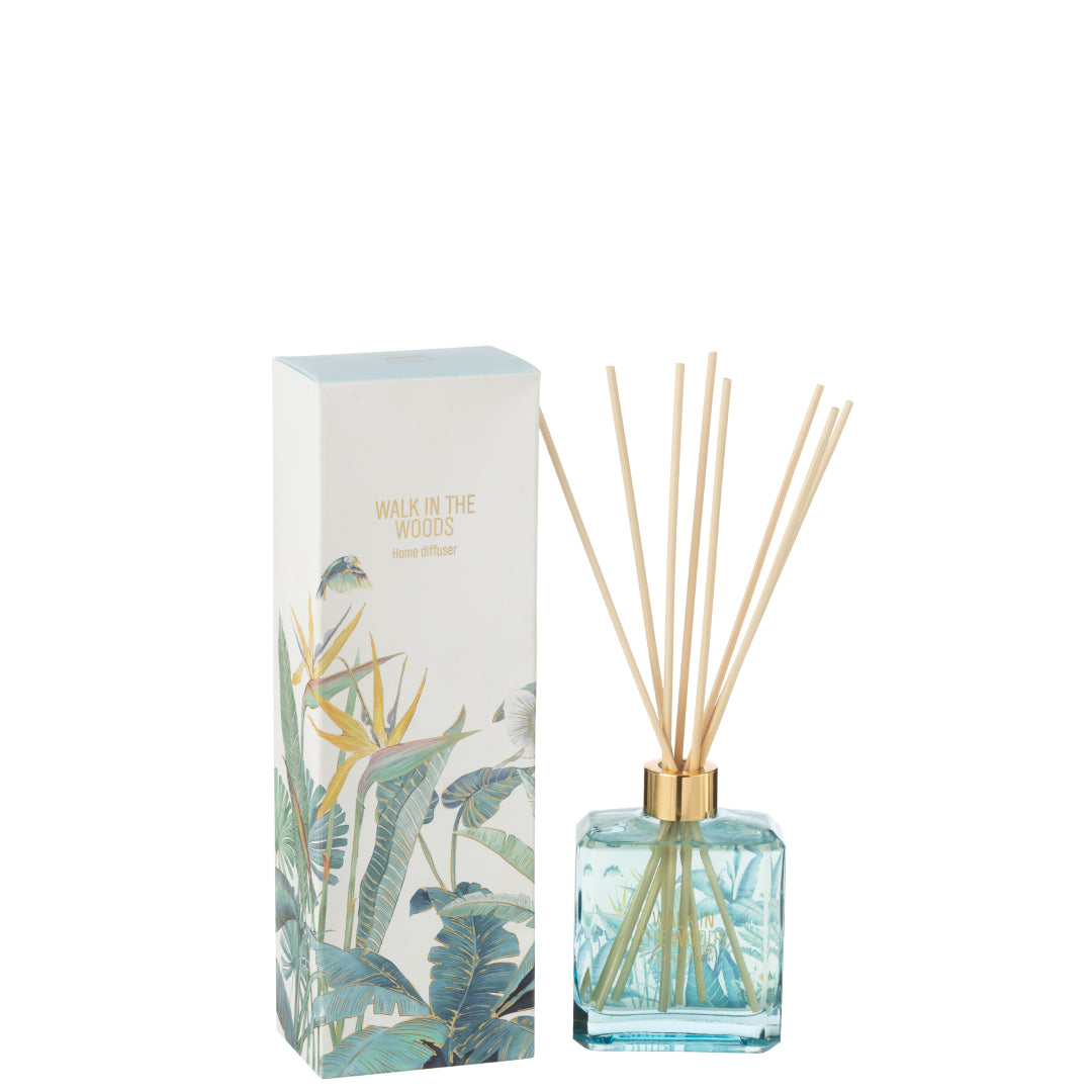 Il Diffusore per Ambienti Walk in the Woods Jolipa è un elegante set composto da una boccetta in vetro azzurro con bastoncini in legno e una confezione decorata con illustrazioni di foglie tropicali e fiori del paradiso. Questa profumazione fresca e rigenerante è ideale per arredare con stile ogni angolo della casa o come raffinata idea regalo per amanti delle fragranze d'ambiente.