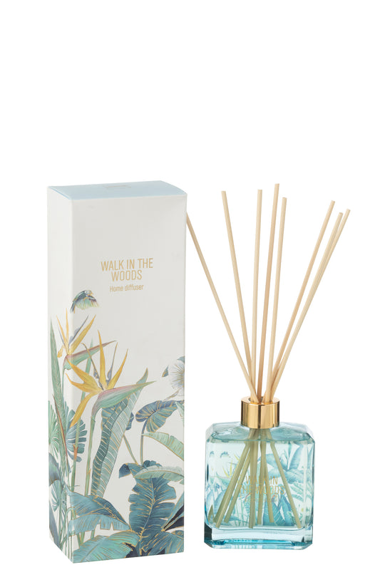 Il Diffusore per Ambienti Walk in the Woods Jolipa è un elegante set composto da una boccetta in vetro azzurro con bastoncini in legno e una confezione decorata con illustrazioni di foglie tropicali e fiori del paradiso. Questa profumazione fresca e rigenerante è ideale per arredare con stile ogni angolo della casa o come raffinata idea regalo per amanti delle fragranze d'ambiente.
