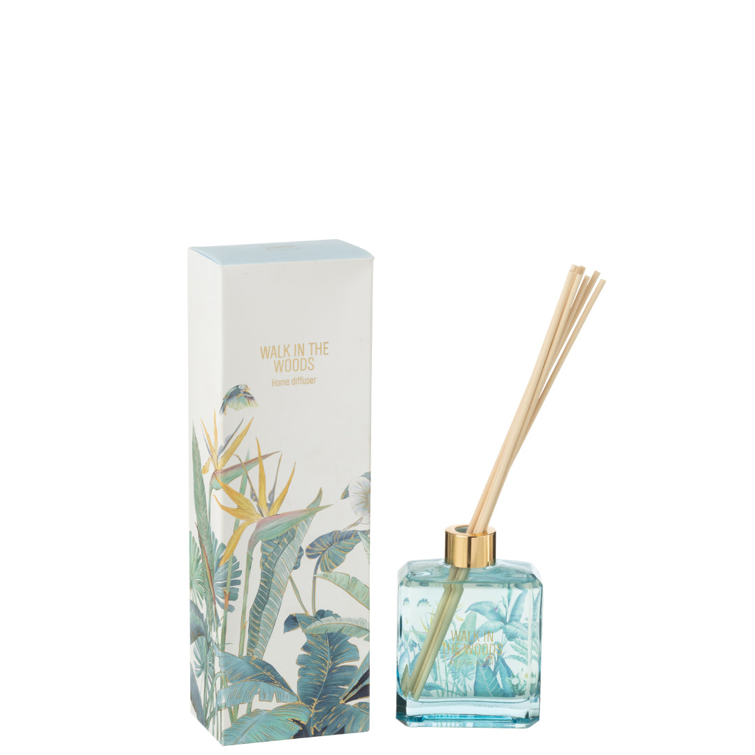 Il Diffusore per Ambienti Walk in the Woods Jolipa è un elegante set composto da una boccetta in vetro azzurro con bastoncini in legno e una confezione decorata con illustrazioni di foglie tropicali e fiori del paradiso. Questa profumazione fresca e rigenerante è ideale per arredare con stile ogni angolo della casa o come raffinata idea regalo per amanti delle fragranze d'ambiente.