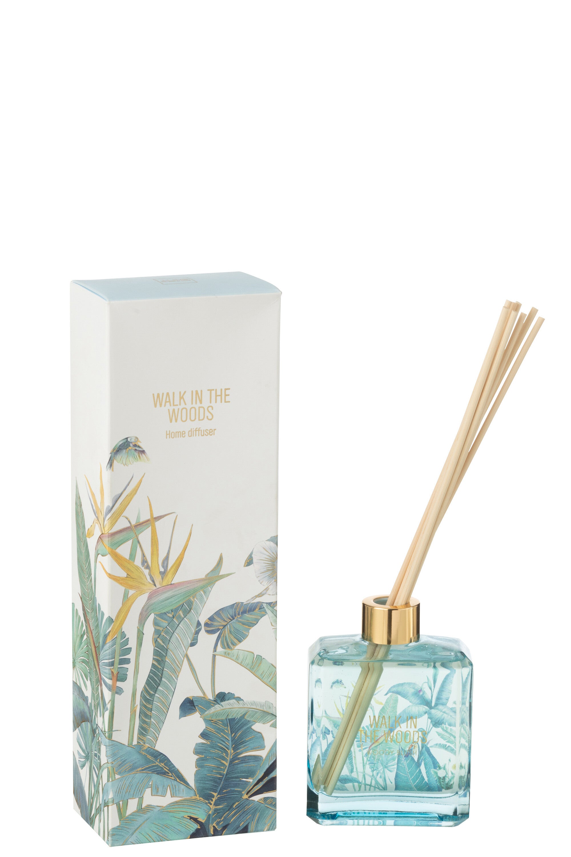 Il Diffusore per Ambienti Walk in the Woods Jolipa è un elegante set composto da una boccetta in vetro azzurro con bastoncini in legno e una confezione decorata con illustrazioni di foglie tropicali e fiori del paradiso. Questa profumazione fresca e rigenerante è ideale per arredare con stile ogni angolo della casa o come raffinata idea regalo per amanti delle fragranze d'ambiente.