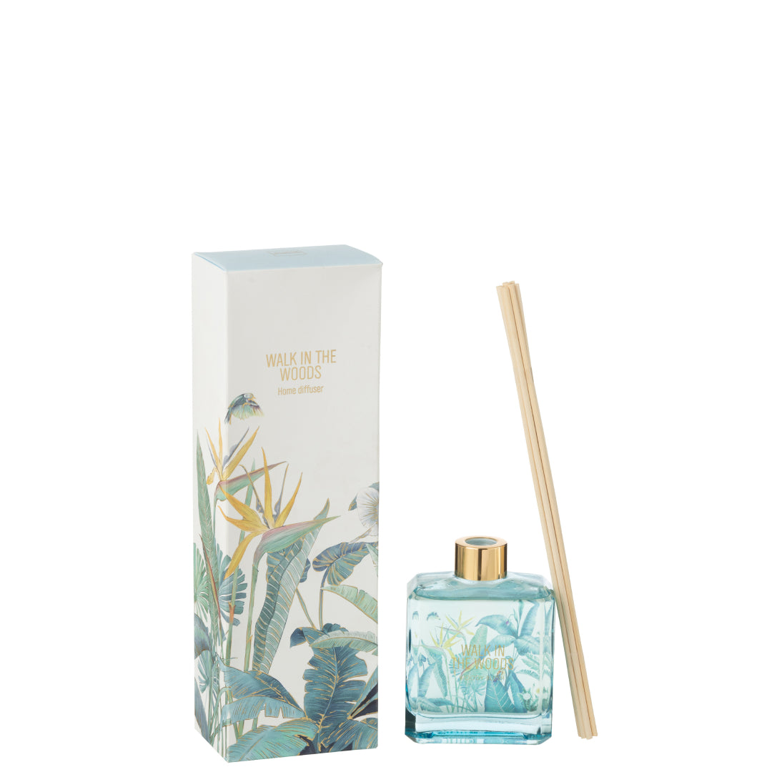 Il Diffusore per Ambienti Walk in the Woods Jolipa è un elegante set composto da una boccetta in vetro azzurro con bastoncini in legno e una confezione decorata con illustrazioni di foglie tropicali e fiori del paradiso. Questa profumazione fresca e rigenerante è ideale per arredare con stile ogni angolo della casa o come raffinata idea regalo per amanti delle fragranze d'ambiente.