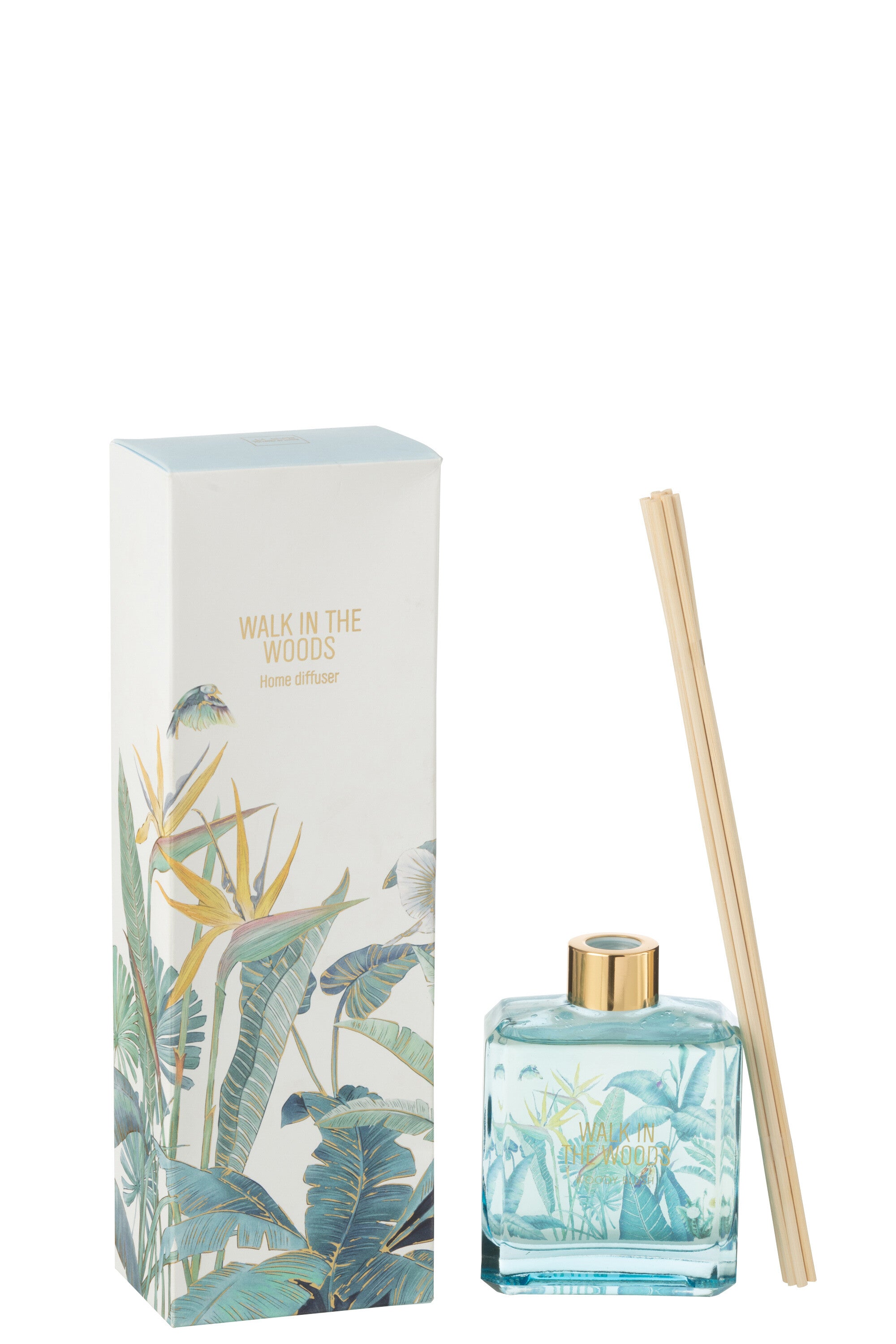 Il Diffusore per Ambienti Walk in the Woods Jolipa è un elegante set composto da una boccetta in vetro azzurro con bastoncini in legno e una confezione decorata con illustrazioni di foglie tropicali e fiori del paradiso. Questa profumazione fresca e rigenerante è ideale per arredare con stile ogni angolo della casa o come raffinata idea regalo per amanti delle fragranze d'ambiente.
