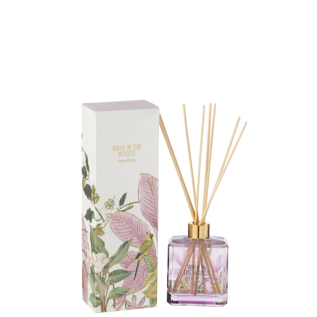 Il Diffusore per Ambienti Walk in the Woods Jolipa è un elegante set composto da una boccetta in vetro viola con bastoncini in legno e una scatola decorata con illustrazioni botaniche di foglie rosa e un uccellino tropicale. Questa profumazione floreale alla mimosa e rosa è ideale per profumare con stile ogni stanza della casa, rappresentando un raffinato elemento di home decor o una perfetta idea regalo.