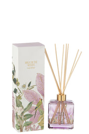 Il Diffusore per Ambienti Walk in the Woods Jolipa è un elegante set composto da una boccetta in vetro viola con bastoncini in legno e una scatola decorata con illustrazioni botaniche di foglie rosa e un uccellino tropicale. Questa profumazione floreale alla mimosa e rosa è ideale per profumare con stile ogni stanza della casa, rappresentando un raffinato elemento di home decor o una perfetta idea regalo.