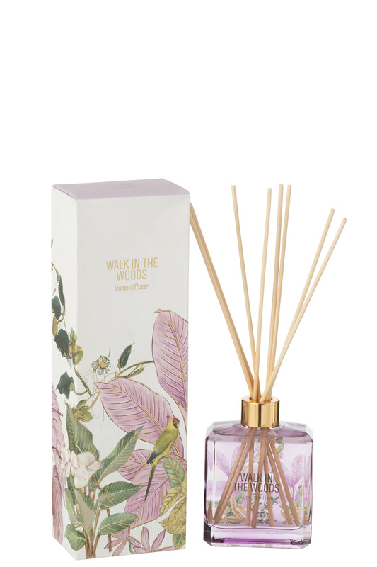 Il Diffusore per Ambienti Walk in the Woods Jolipa è un elegante set composto da una boccetta in vetro viola con bastoncini in legno e una scatola decorata con illustrazioni botaniche di foglie rosa e un uccellino tropicale. Questa profumazione floreale alla mimosa e rosa è ideale per profumare con stile ogni stanza della casa, rappresentando un raffinato elemento di home decor o una perfetta idea regalo.