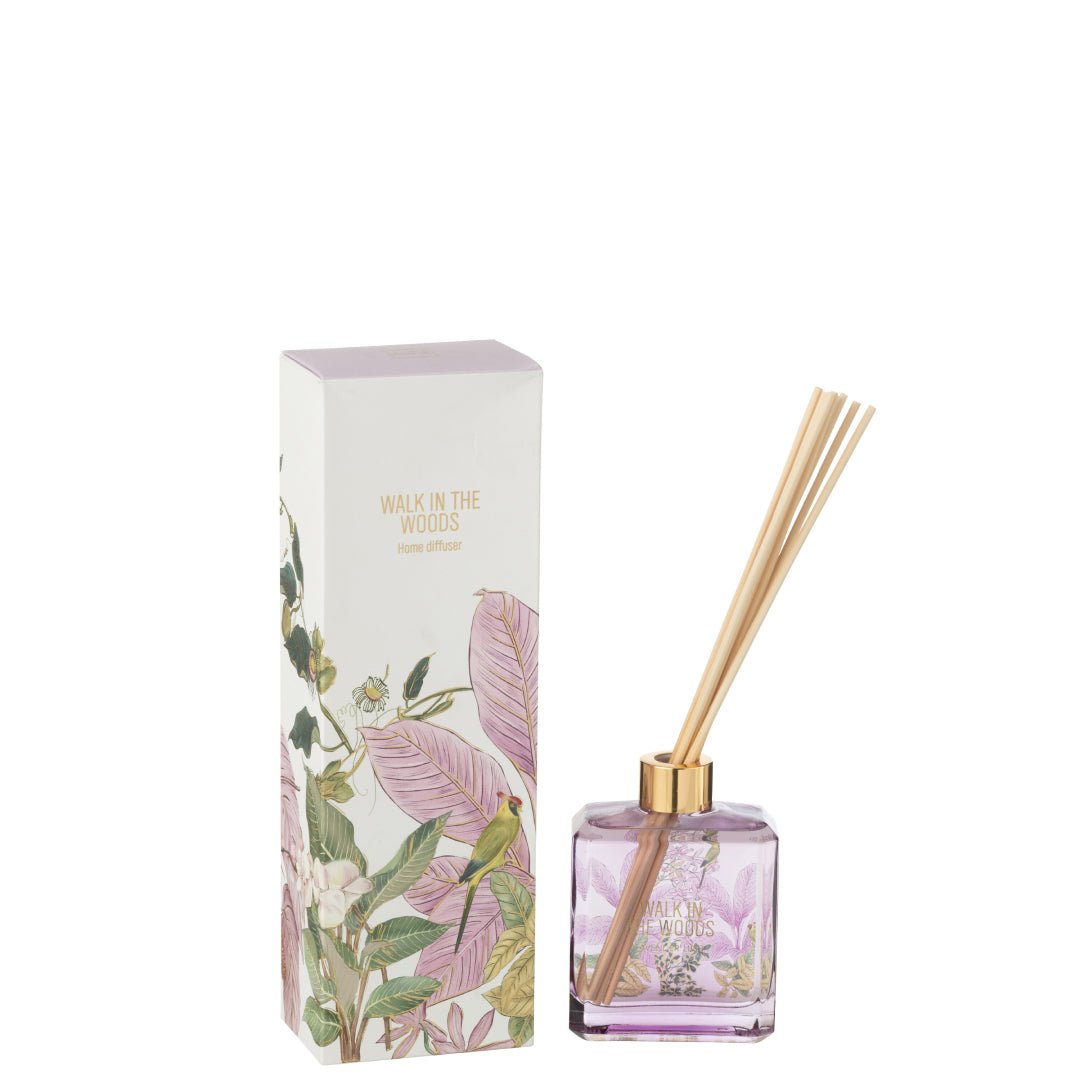 Il Diffusore per Ambienti Walk in the Woods Jolipa è un elegante set composto da una boccetta in vetro viola con bastoncini in legno e una scatola decorata con illustrazioni botaniche di foglie rosa e un uccellino tropicale. Questa profumazione floreale alla mimosa e rosa è ideale per profumare con stile ogni stanza della casa, rappresentando un raffinato elemento di home decor o una perfetta idea regalo.