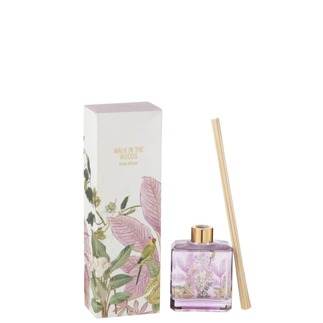 Il Diffusore per Ambienti Walk in the Woods Jolipa è un elegante set composto da una boccetta in vetro viola con bastoncini in legno e una scatola decorata con illustrazioni botaniche di foglie rosa e un uccellino tropicale. Questa profumazione floreale alla mimosa e rosa è ideale per profumare con stile ogni stanza della casa, rappresentando un raffinato elemento di home decor o una perfetta idea regalo.
