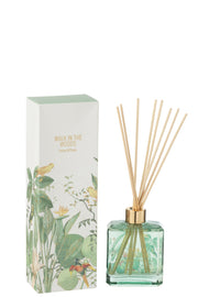 
Il Diffusore per Ambienti Walk in the Woods Jolipa è un raffinato set fragranza composto da una boccetta in vetro verde trasparente con bastoncini diffusori e una confezione decorata con uccellini esotici e lussureggianti foglie tropicali. Questa profumazione d'ambiente dal design naturale è perfetta per donare freschezza ai tuoi spazi o come elegante idea regalo per l'home decor.