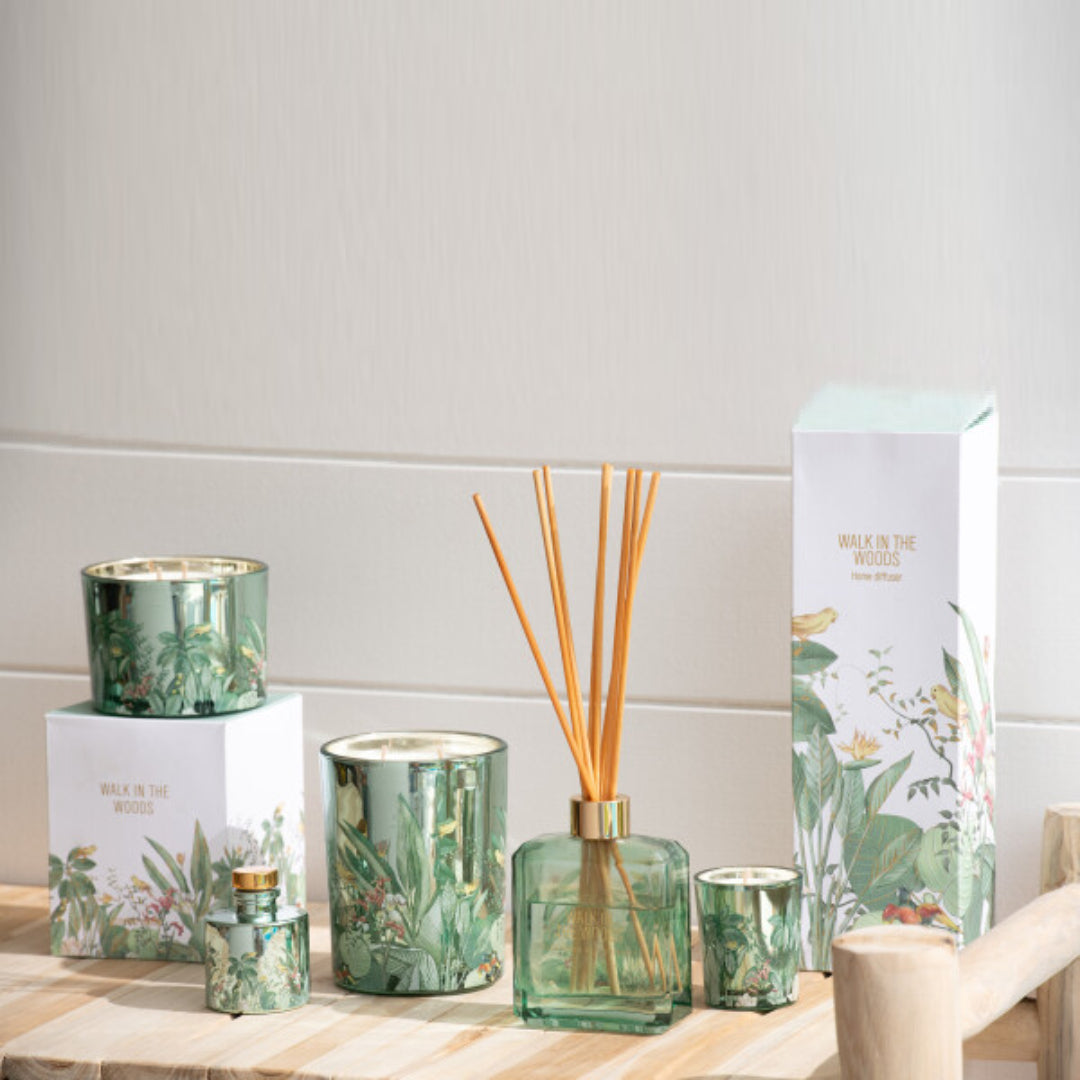 
Il Diffusore per Ambienti Walk in the Woods Jolipa è un raffinato set fragranza composto da una boccetta in vetro verde trasparente con bastoncini diffusori e una confezione decorata con uccellini esotici e lussureggianti foglie tropicali. Questa profumazione d'ambiente dal design naturale è perfetta per donare freschezza ai tuoi spazi o come elegante idea regalo per l'home decor.