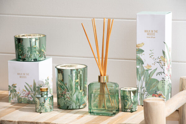 
Il Diffusore per Ambienti Walk in the Woods Jolipa è un raffinato set fragranza composto da una boccetta in vetro verde trasparente con bastoncini diffusori e una confezione decorata con uccellini esotici e lussureggianti foglie tropicali. Questa profumazione d'ambiente dal design naturale è perfetta per donare freschezza ai tuoi spazi o come elegante idea regalo per l'home decor.