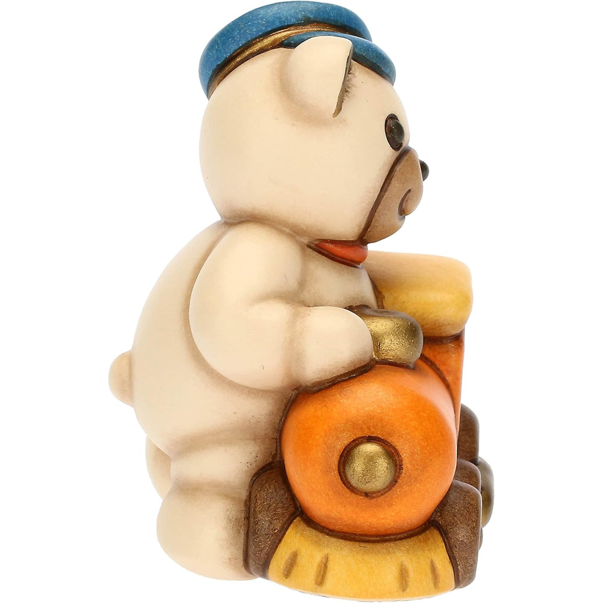 Statuina in ceramica raffigurante un orsetto teddy seduto su un trenino marrone, giallo e arancio. Decorazione dipinta a mano, ideale per la cameretta e come idea regalo.