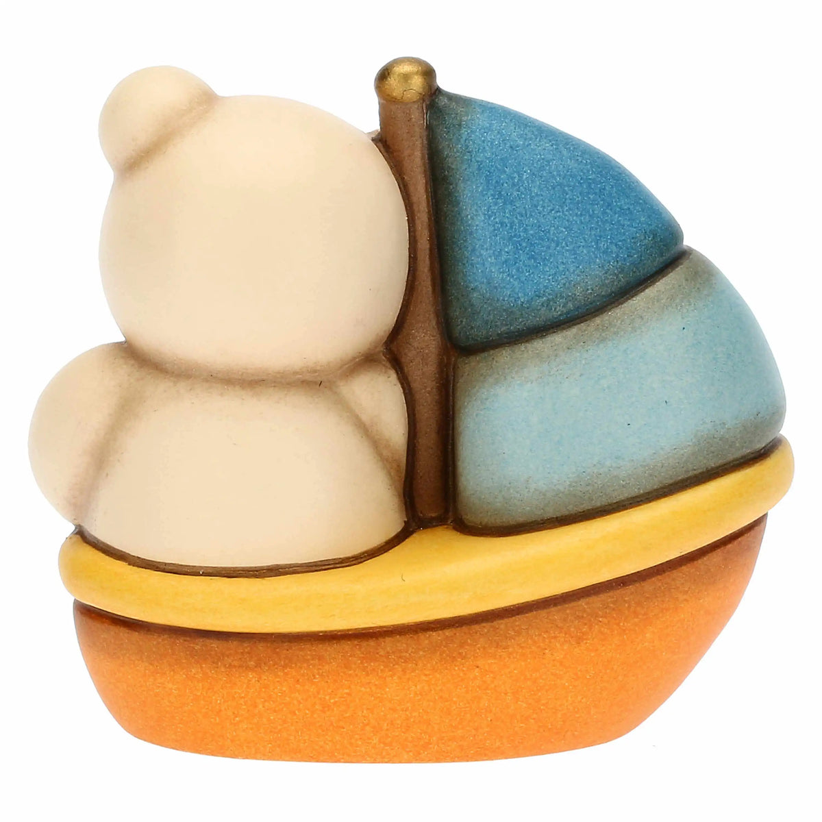 Statuina in ceramica raffigurante un orsetto teddy seduto su una barchetta azzurra, gialla e arancio con vela blu e camino dorato. Decorazione dipinta a mano, ideale per la cameretta e come idea regalo.