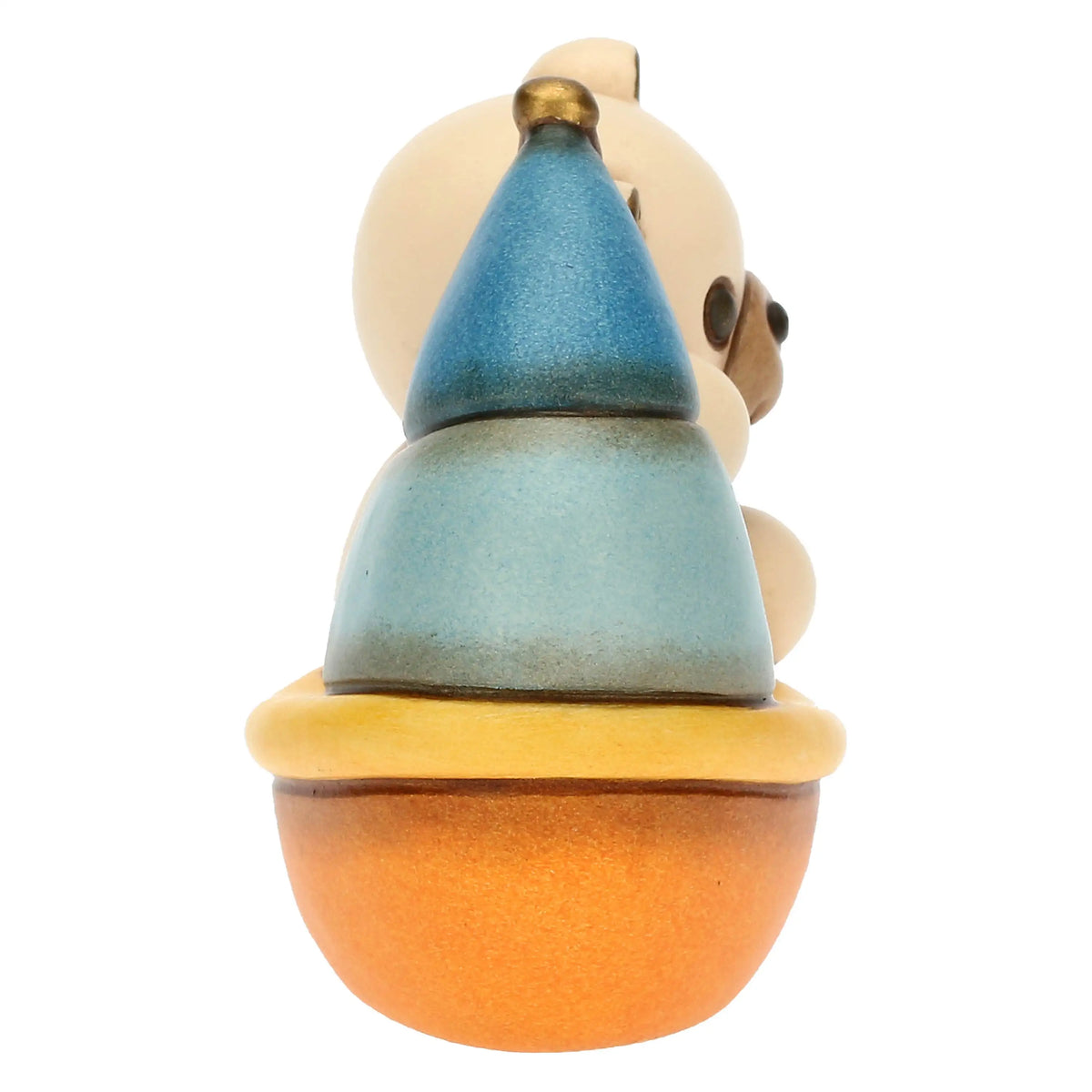 Statuina in ceramica raffigurante un orsetto teddy seduto su una barchetta azzurra, gialla e arancio con vela blu e camino dorato. Decorazione dipinta a mano, ideale per la cameretta e come idea regalo.