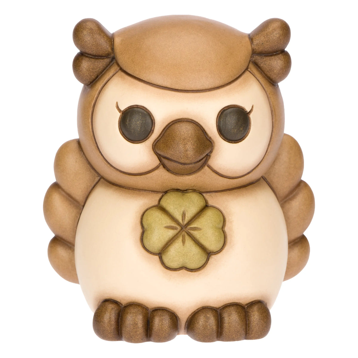 La statuetta Gufo Marrone Quadrifoglio THUN è un soprammobile in ceramica decorata a mano che raffigura un tenero gufetto marrone mentre stringe un quadrifoglio portafortuna verde. Questa creazione artigianale dal design dolce e curato è ideale come oggetto decorativo per la casa o come preziosa idea regalo da collezione firmata dal marchio.
