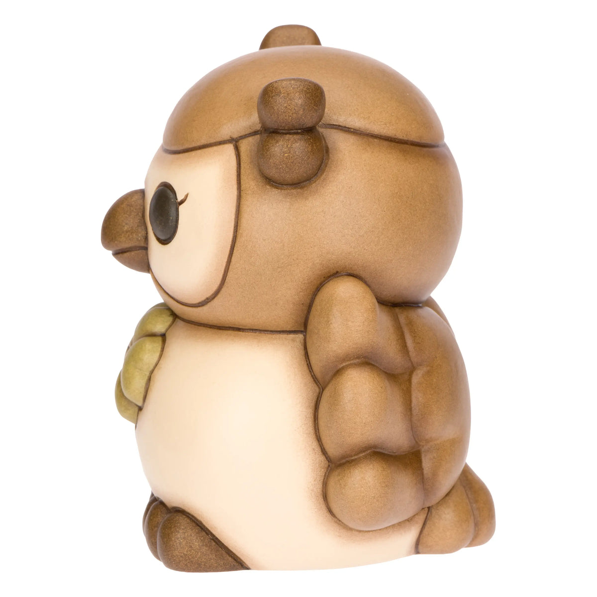 La statuetta Gufo Marrone Quadrifoglio THUN è un soprammobile in ceramica decorata a mano che raffigura un tenero gufetto marrone mentre stringe un quadrifoglio portafortuna verde. Questa creazione artigianale dal design dolce e curato è ideale come oggetto decorativo per la casa o come preziosa idea regalo da collezione firmata dal marchio.