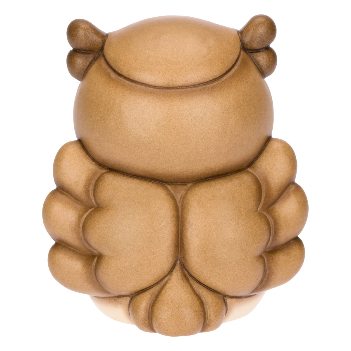 La statuetta Gufo Marrone Quadrifoglio THUN è un soprammobile in ceramica decorata a mano che raffigura un tenero gufetto marrone mentre stringe un quadrifoglio portafortuna verde. Questa creazione artigianale dal design dolce e curato è ideale come oggetto decorativo per la casa o come preziosa idea regalo da collezione firmata dal marchio.