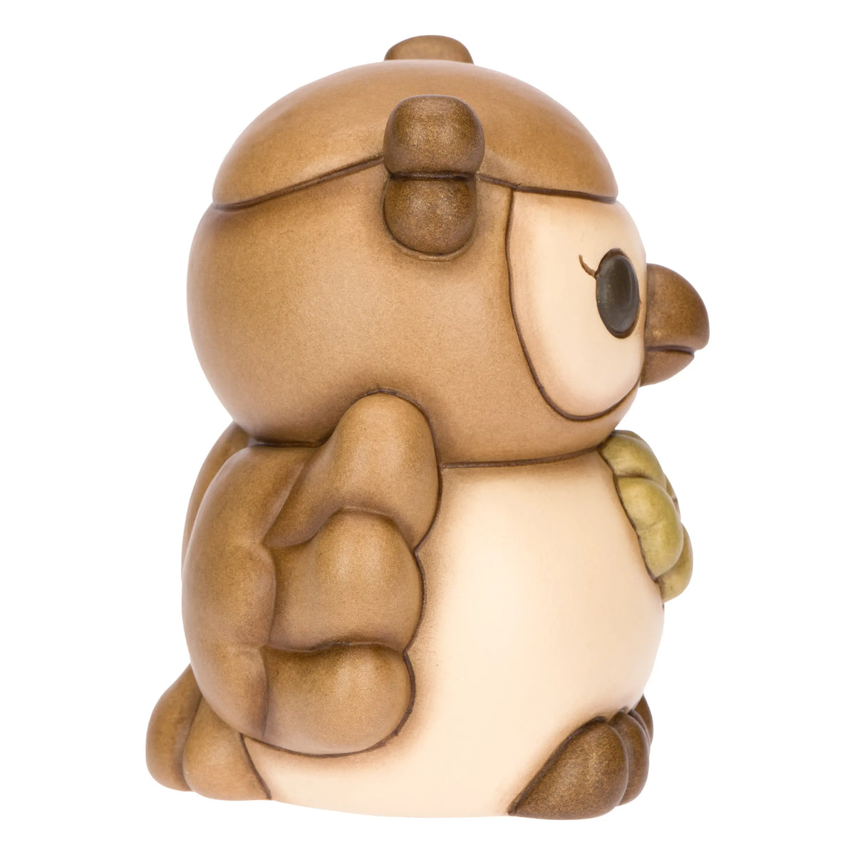 La statuetta Gufo Marrone Quadrifoglio THUN è un soprammobile in ceramica decorata a mano che raffigura un tenero gufetto marrone mentre stringe un quadrifoglio portafortuna verde. Questa creazione artigianale dal design dolce e curato è ideale come oggetto decorativo per la casa o come preziosa idea regalo da collezione firmata dal marchio.
