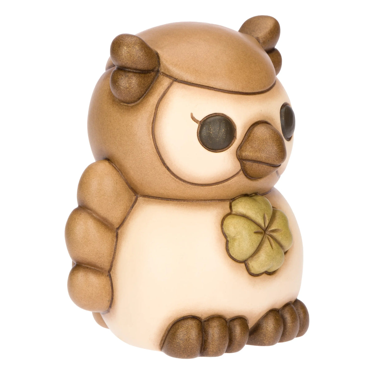 La statuetta Gufo Marrone Quadrifoglio THUN è un soprammobile in ceramica decorata a mano che raffigura un tenero gufetto marrone mentre stringe un quadrifoglio portafortuna verde. Questa creazione artigianale dal design dolce e curato è ideale come oggetto decorativo per la casa o come preziosa idea regalo da collezione firmata dal marchio.