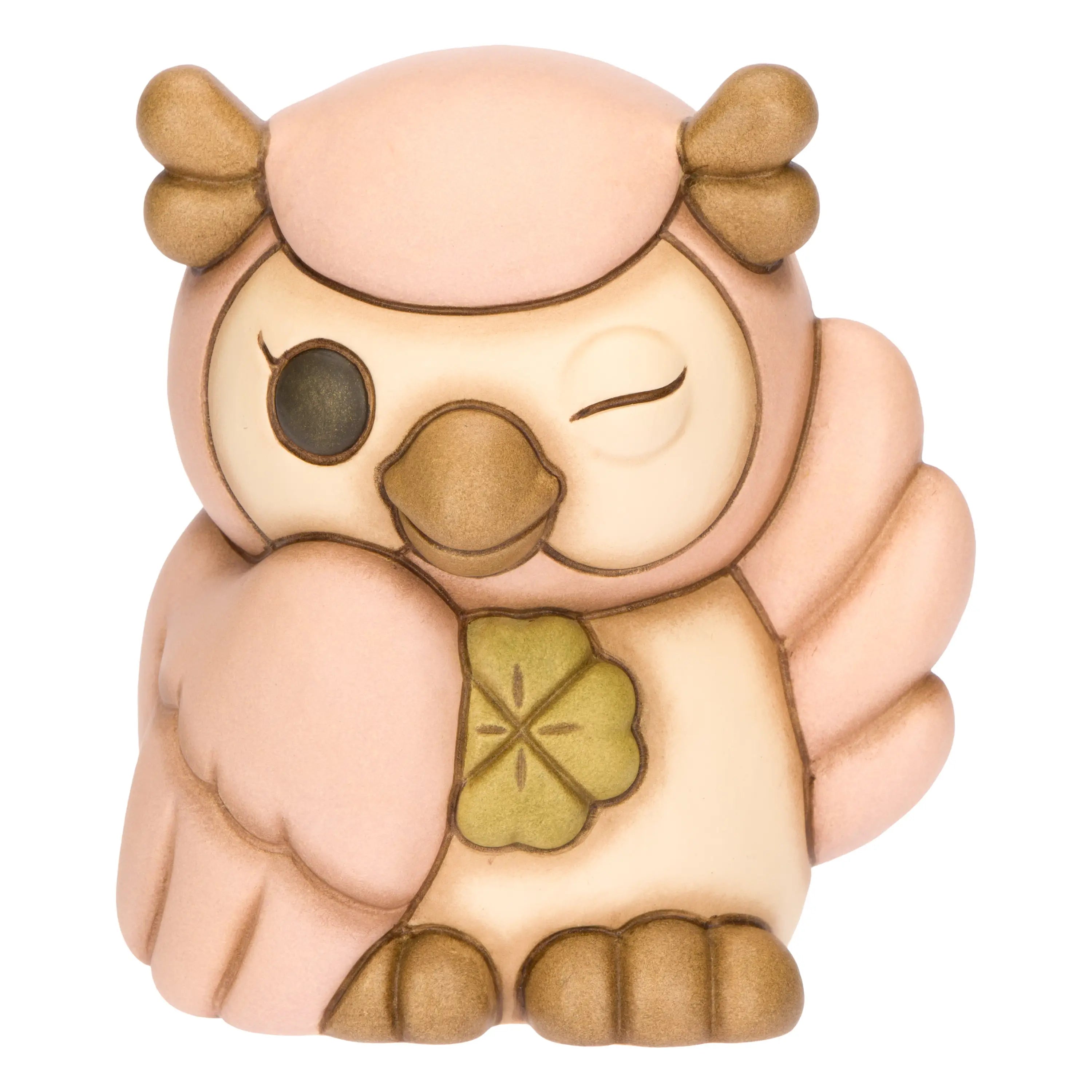 La statuetta Gufo Rosa Quadrifoglio THUN è un soprammobile in ceramica decorata a mano che ritrae un dolce gufetto dalle ali rosa mentre fa l'occhiolino e stringe un quadrifoglio portafortuna. Questa creazione artigianale dai colori pastello è un complemento d'arredo ideale per decorare con tenerezza ogni ambiente o come preziosa idea regalo da collezione.