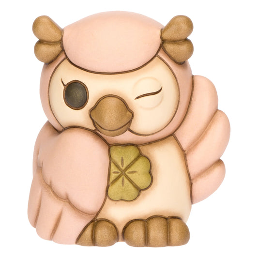 La statuetta Gufo Rosa Quadrifoglio THUN è un soprammobile in ceramica decorata a mano che ritrae un dolce gufetto dalle ali rosa mentre fa l'occhiolino e stringe un quadrifoglio portafortuna. Questa creazione artigianale dai colori pastello è un complemento d'arredo ideale per decorare con tenerezza ogni ambiente o come preziosa idea regalo da collezione.