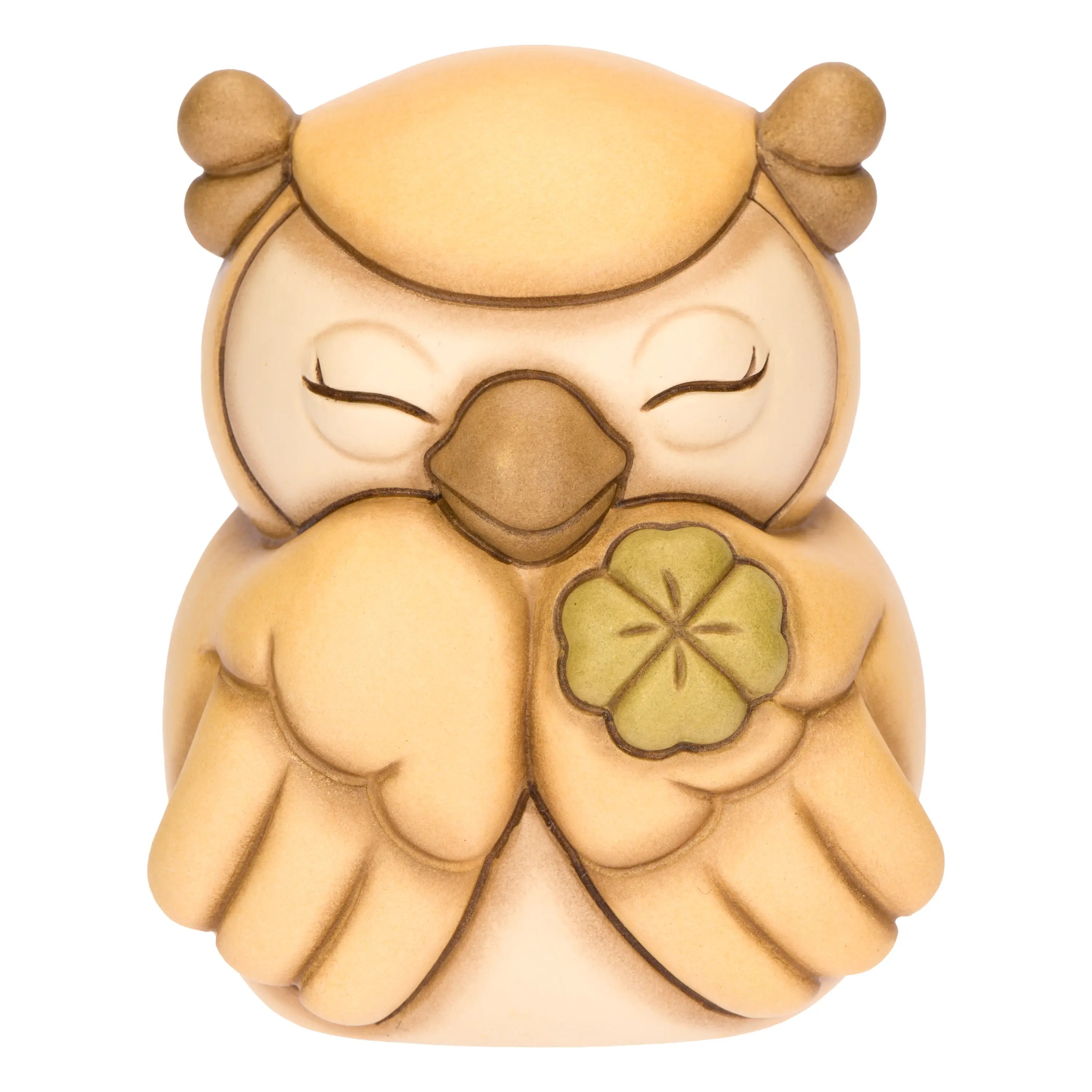 La statuetta Gufo Giallo Quadrifoglio THUN è un pregiato oggetto in ceramica decorata a mano che raffigura un dolce gufetto con il piumaggio giallo e un quadrifoglio portafortuna sul petto. Questo complemento d'arredo artigianale è perfetto per portare un tocco di colore e allegria in ogni ambiente o come idea regalo portafortuna da collezione.