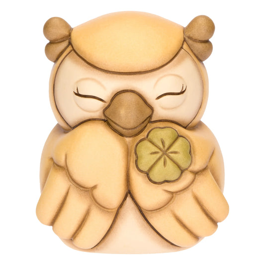 La statuetta Gufo Giallo Quadrifoglio THUN è un pregiato oggetto in ceramica decorata a mano che raffigura un dolce gufetto con il piumaggio giallo e un quadrifoglio portafortuna sul petto. Questo complemento d'arredo artigianale è perfetto per portare un tocco di colore e allegria in ogni ambiente o come idea regalo portafortuna da collezione.
