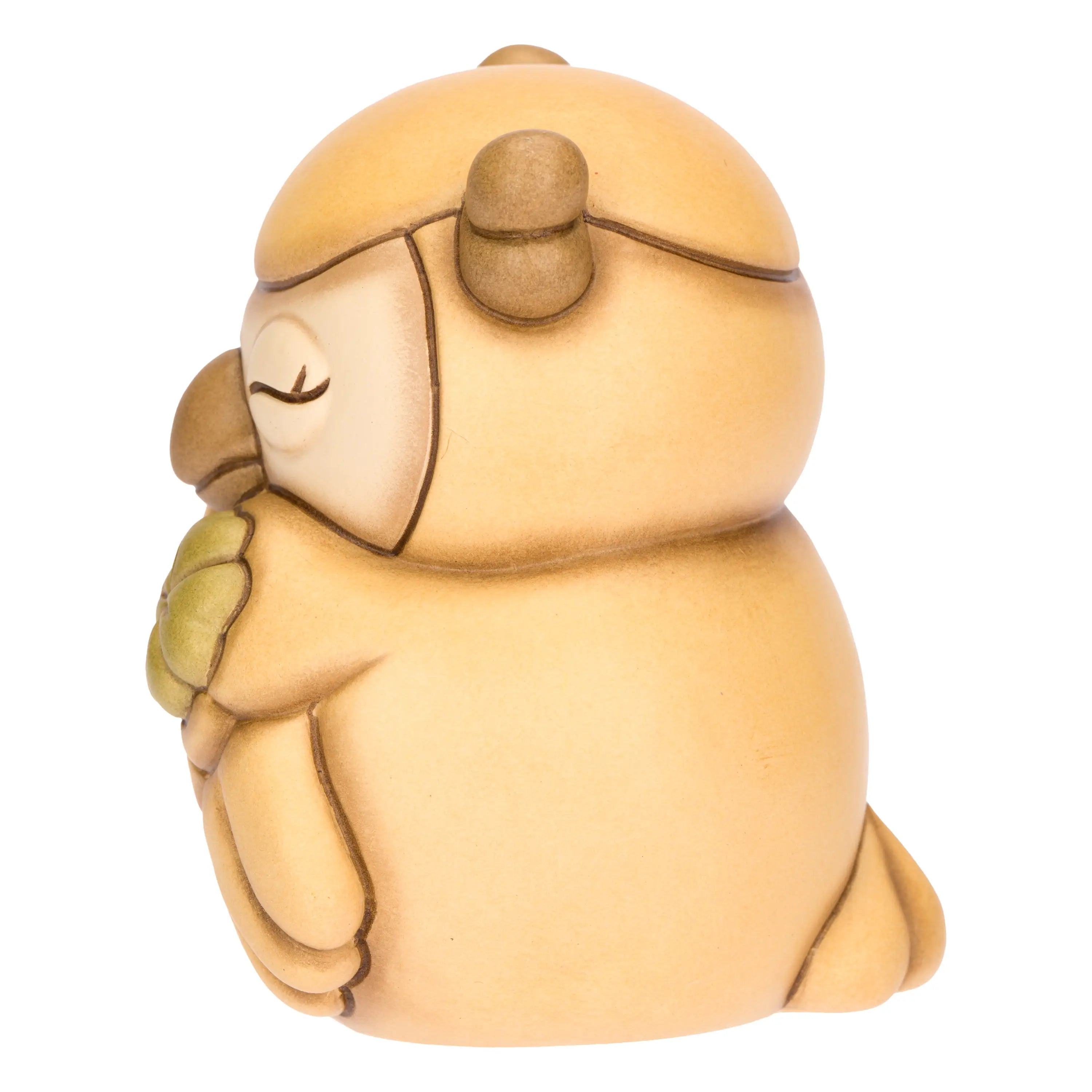 La statuetta Gufo Giallo Quadrifoglio THUN è un pregiato oggetto in ceramica decorata a mano che raffigura un dolce gufetto con il piumaggio giallo e un quadrifoglio portafortuna sul petto. Questo complemento d'arredo artigianale è perfetto per portare un tocco di colore e allegria in ogni ambiente o come idea regalo portafortuna da collezione.